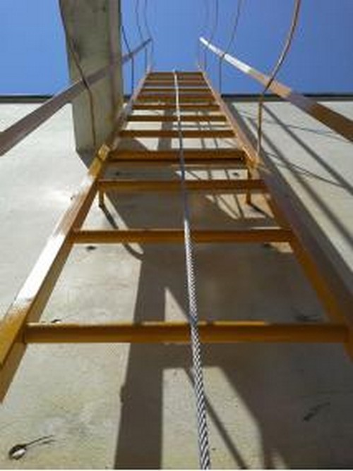 Instalação de linha de vida em escada marinheiro